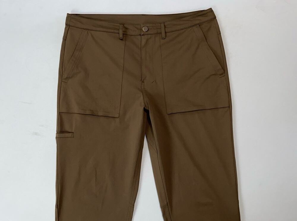 Alo Men's Yoga Block Tapered Zip Patch Pocket Chino Tech Pants. Brown, 36X29.5.